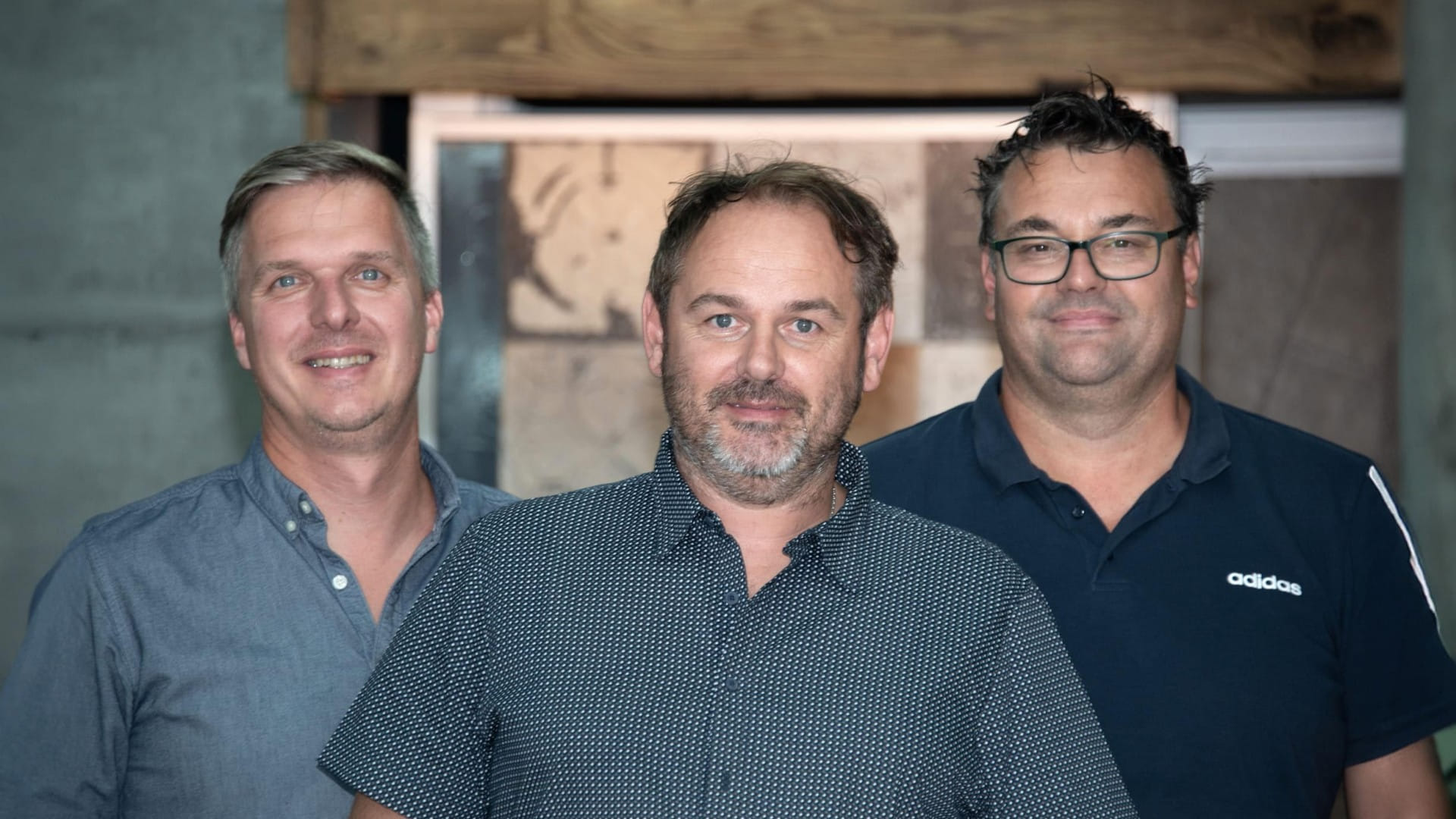 Gruppenfoto von den drei Geschäftsführern von Artesania in Fieberbrunn, Bezirk Kitzbühel.